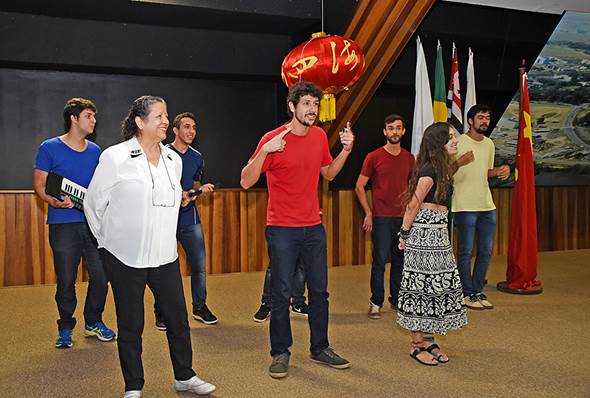 说明: Apresenta&ccedil;&atilde;o de música e dan&ccedil;a por grupo de alunos