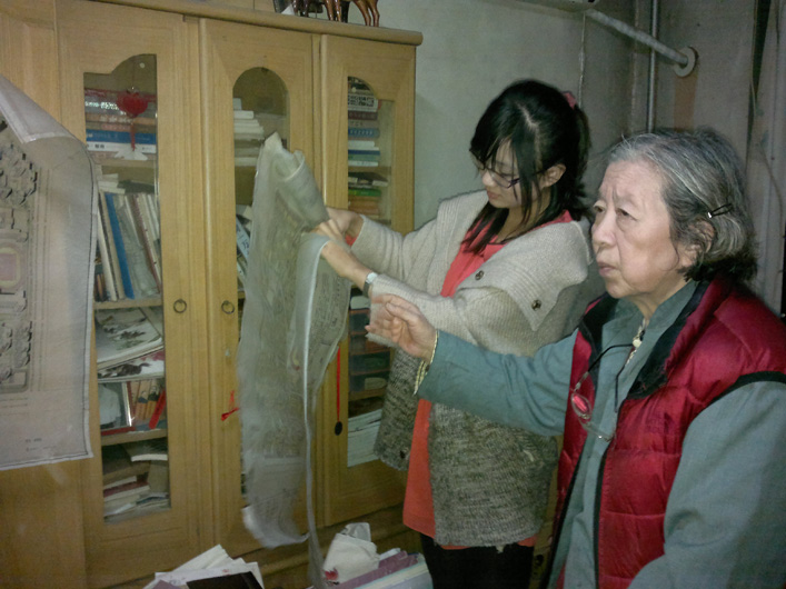 王老师给同学们展看她当年的手绘图纸.jpg