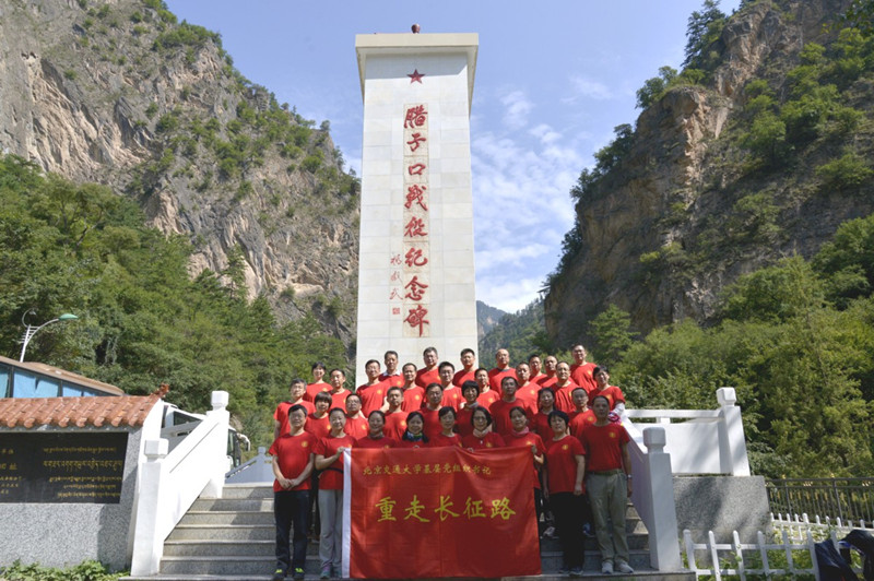 2015-8-30 参观腊子口战役纪念碑-1_副本.jpg
