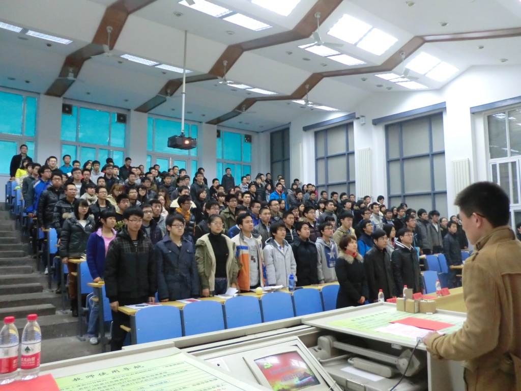 在国际歌中，到场嘉宾及党校全体学员面向党旗.JPG