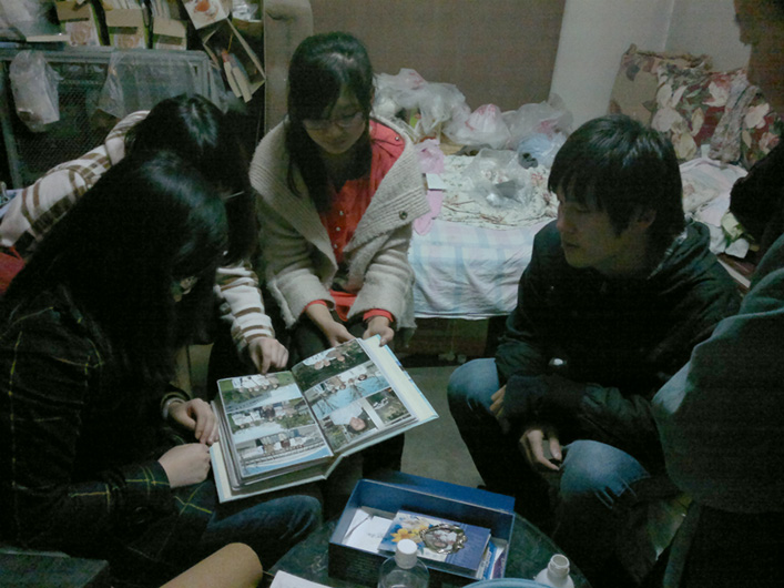 翻看老照片，听王老师讲述过去的故事.jpg