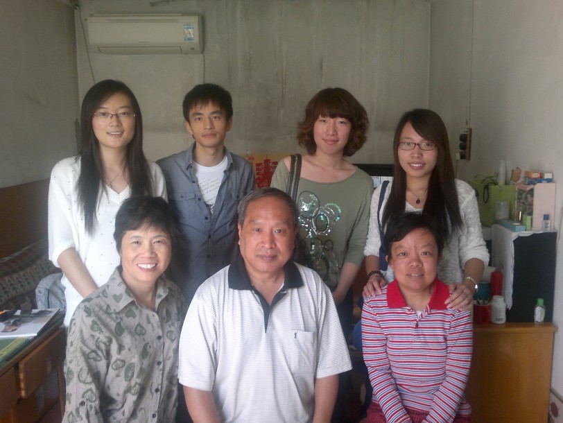 志愿者与家庭的“全家福”.jpg