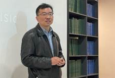 人躺在地上低可信度描述已自动生成