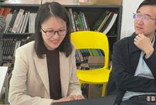 图片包含 人, 室内, 桌子, 男人描述已自动生成 图片包含 人, 室内, 桌子, 男人描述已自动生成