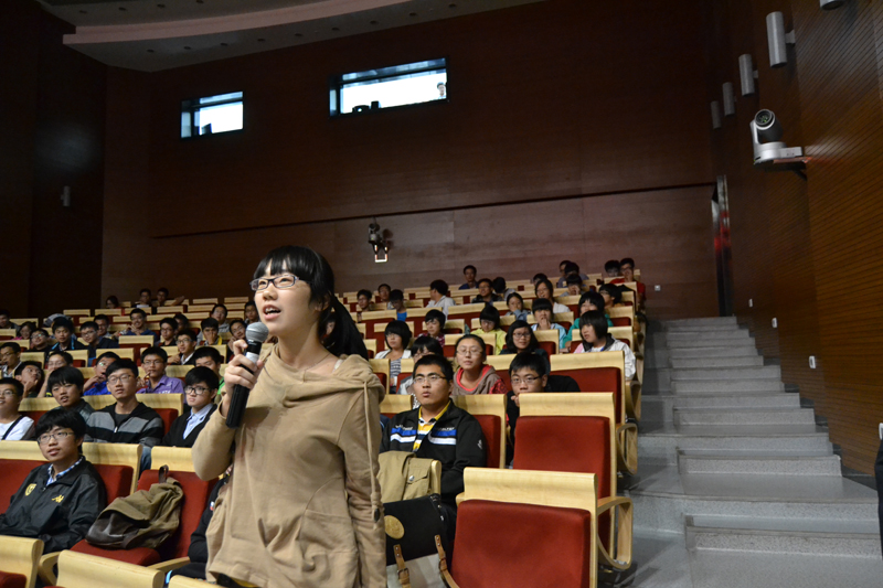 现场同学积极抢答时政问题.JPG