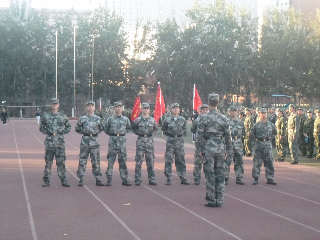 机电2011级国防生做队列动作演示.jpg