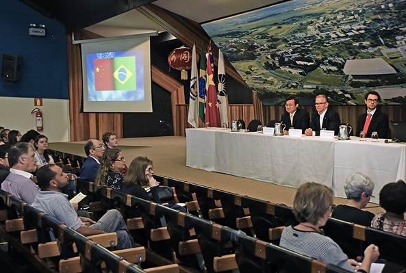 说明: Mesa de abertura do evento com os diretores do Instituto e o reitor Marcelo Knobel