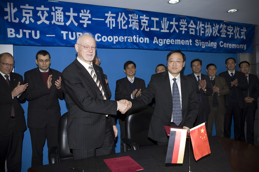 2010042106-bl.jpg