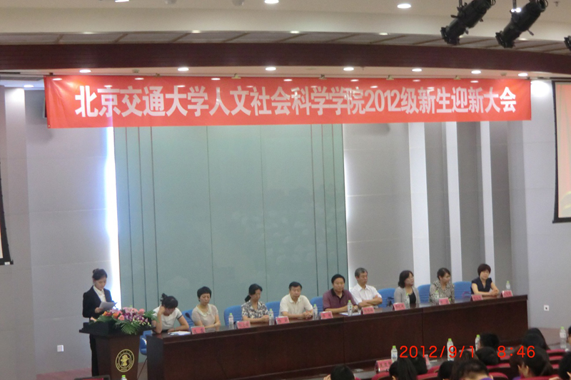 学生会主席宣读倡议书.JPG