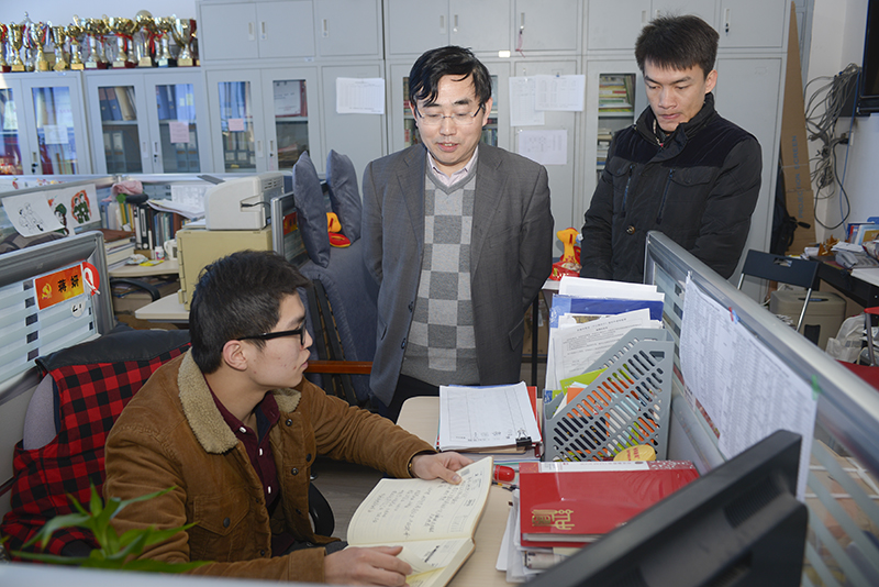 寒假期间，理学院安排值班人员，为教师和学生提供信件收发、成绩单查询打印服务。.jpg