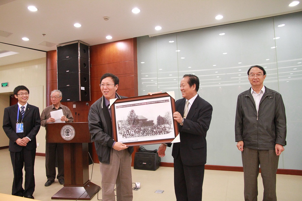 土建学院56级校友将全国青年建设社会主义积极分子代表大会集体照赠送给土建学院。.JPG