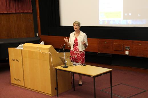 一2雷丁亨利商学院院长Ginny Gibson.JPG