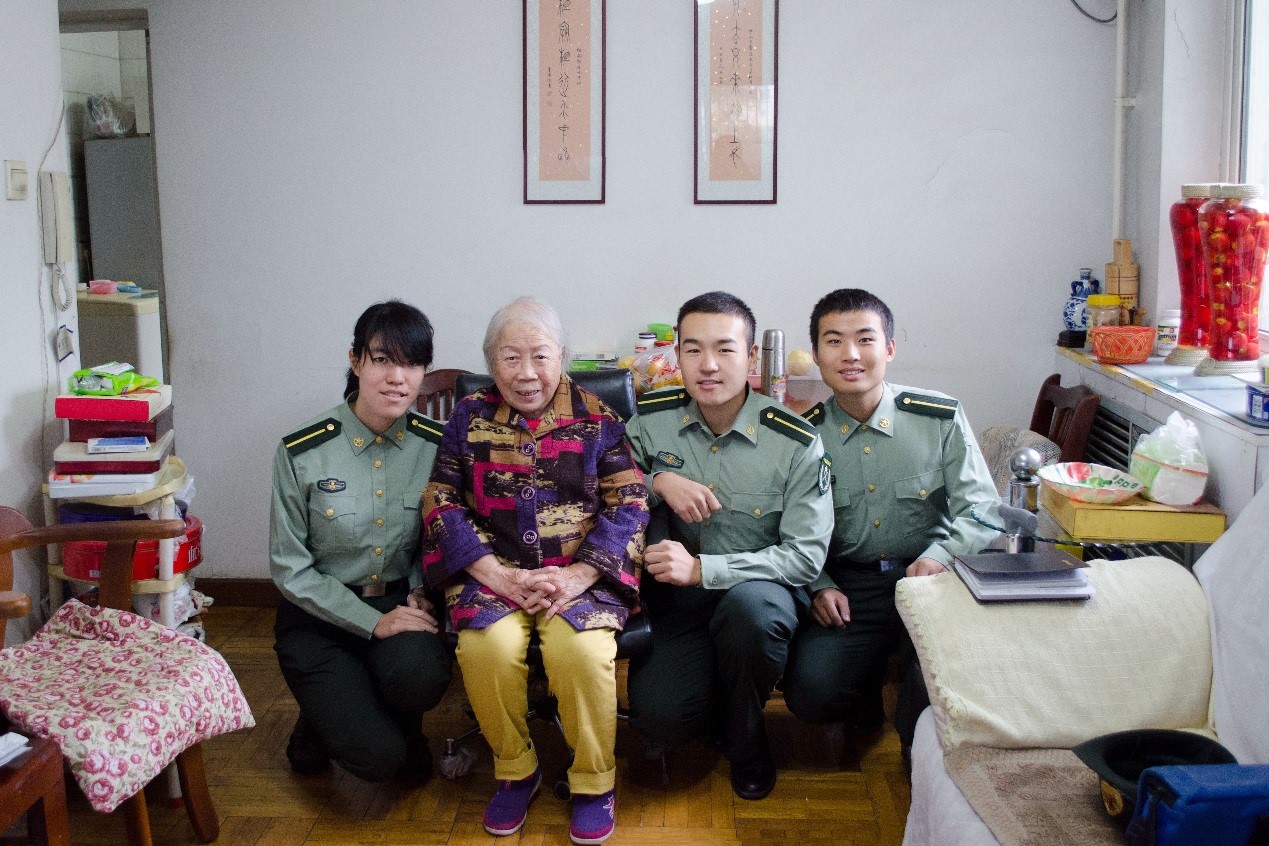 8田奶奶与来访国防生合影.jpg