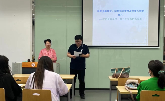 北京交通大学退休教师霍翠凤在中国石油大学(北京)克拉玛依校区授课。校方供图
