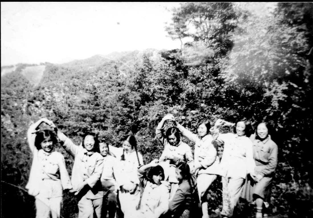 4田奶奶和战友们愉快地跳舞.jpg