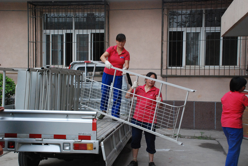 搬运宿舍用品.JPG