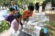 5月17日，北京交通大学，学生向小观众介绍用环保原材料制作的创意产品。.jpg