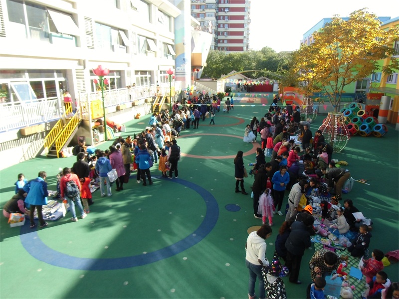 2015.10.30幼儿园大班举办开心万圣义卖活动.JPG