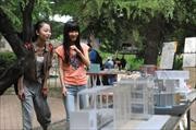 5月17日，北京交通大学，同学们参观用环保原材料制作的创意产品2。.jpg