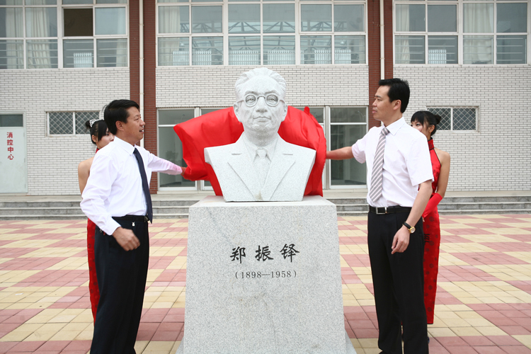 北京交通大学海滨学院举行茅以升郑振铎詹天佑雕像落成揭幕仪式