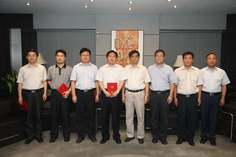 校长宁滨出席聘任仪式,并为四位专家高建民,范迪军,任敬喜,陈宏伟颁发