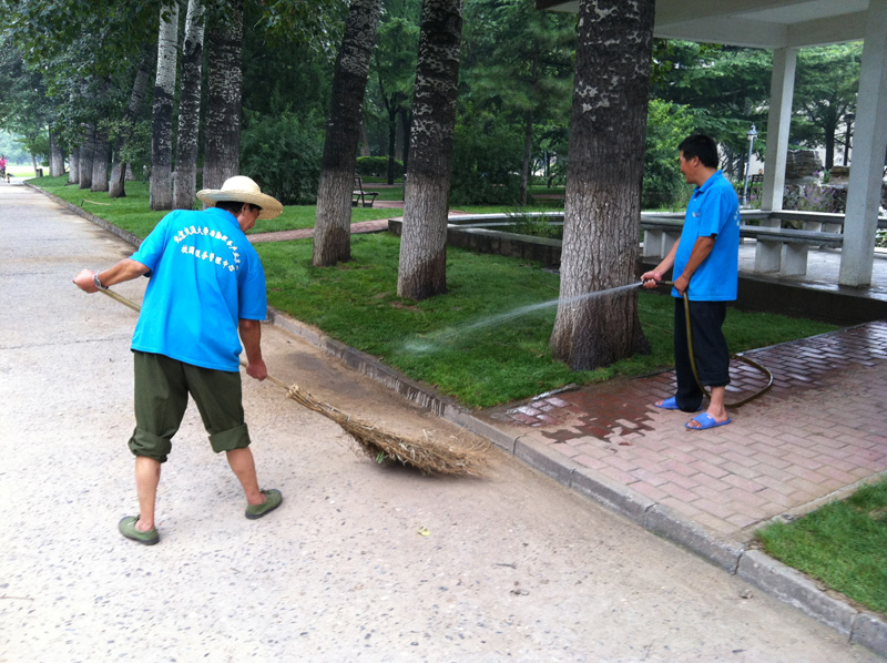 浇灌草坪 清扫道路.JPG