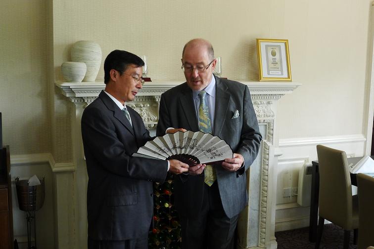 二1关校长与常务副校长Pro. Tony Downes.JPG