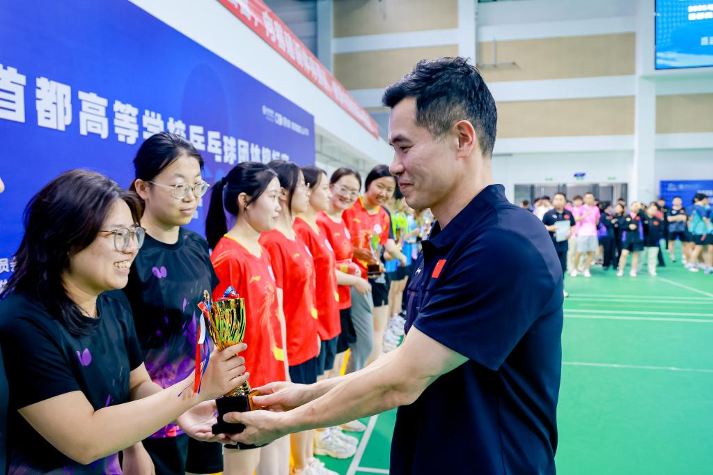 乒乓球世界冠军、清华大学体育部副教授刘国正为获奖队员颁奖 乒乓球世界冠军、清华大学体育部副教授刘国正为获奖队员颁奖
