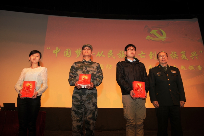 4、金一南教授向学生代表赠书.jpg