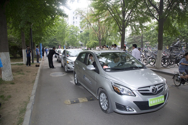 五所交大校领导共同乘坐新能源汽车.jpg