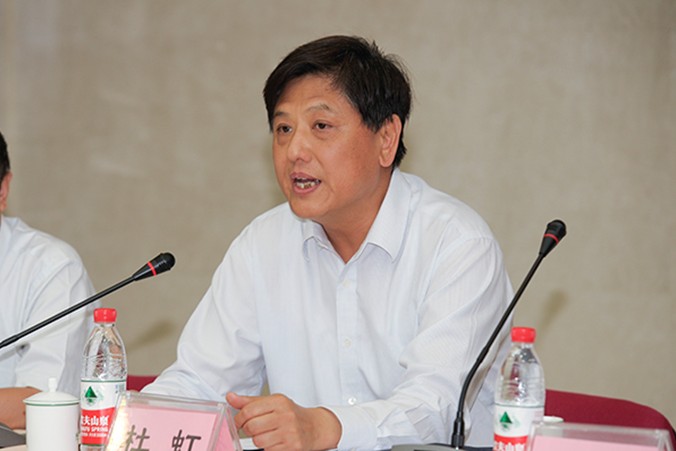 杜虹和刘贵芹首先向保密管理教指分委全体委员颁发了聘书.