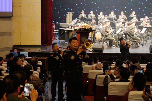 3长号台下演奏.jpg